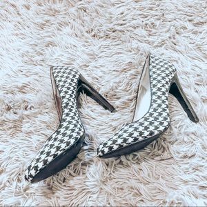 The Limited Black & White Houndstooth pumps / heel